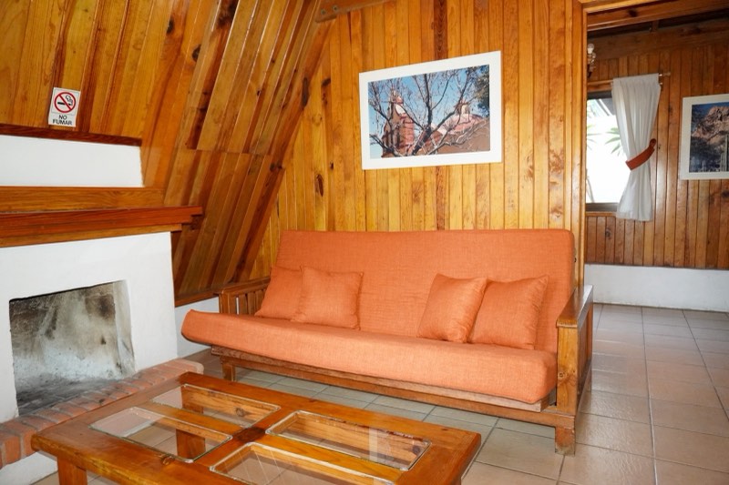 Sala con chimenea en la Cabaña Alpina