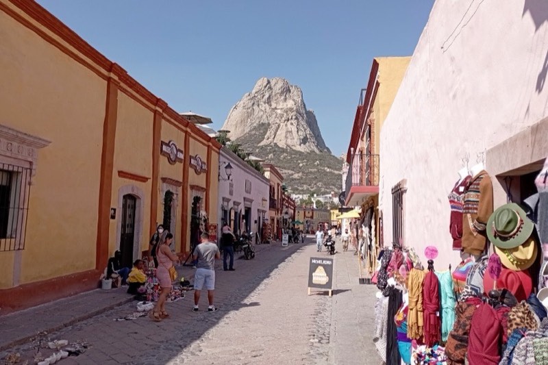 Calle empedrada con artesanías en el Pueblo Mágico de Bernal