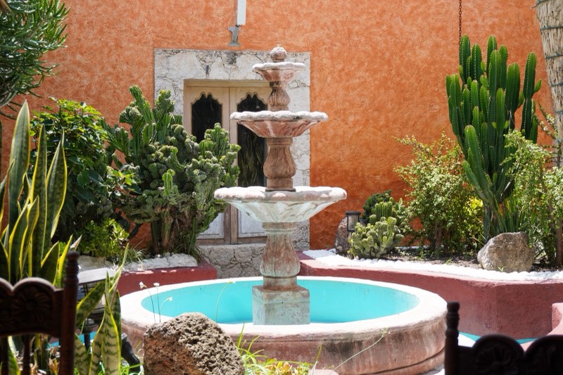 Patio con fuente de La Casona Bernal
