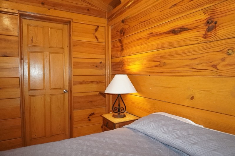 Cabaña Limón — recámara de madera